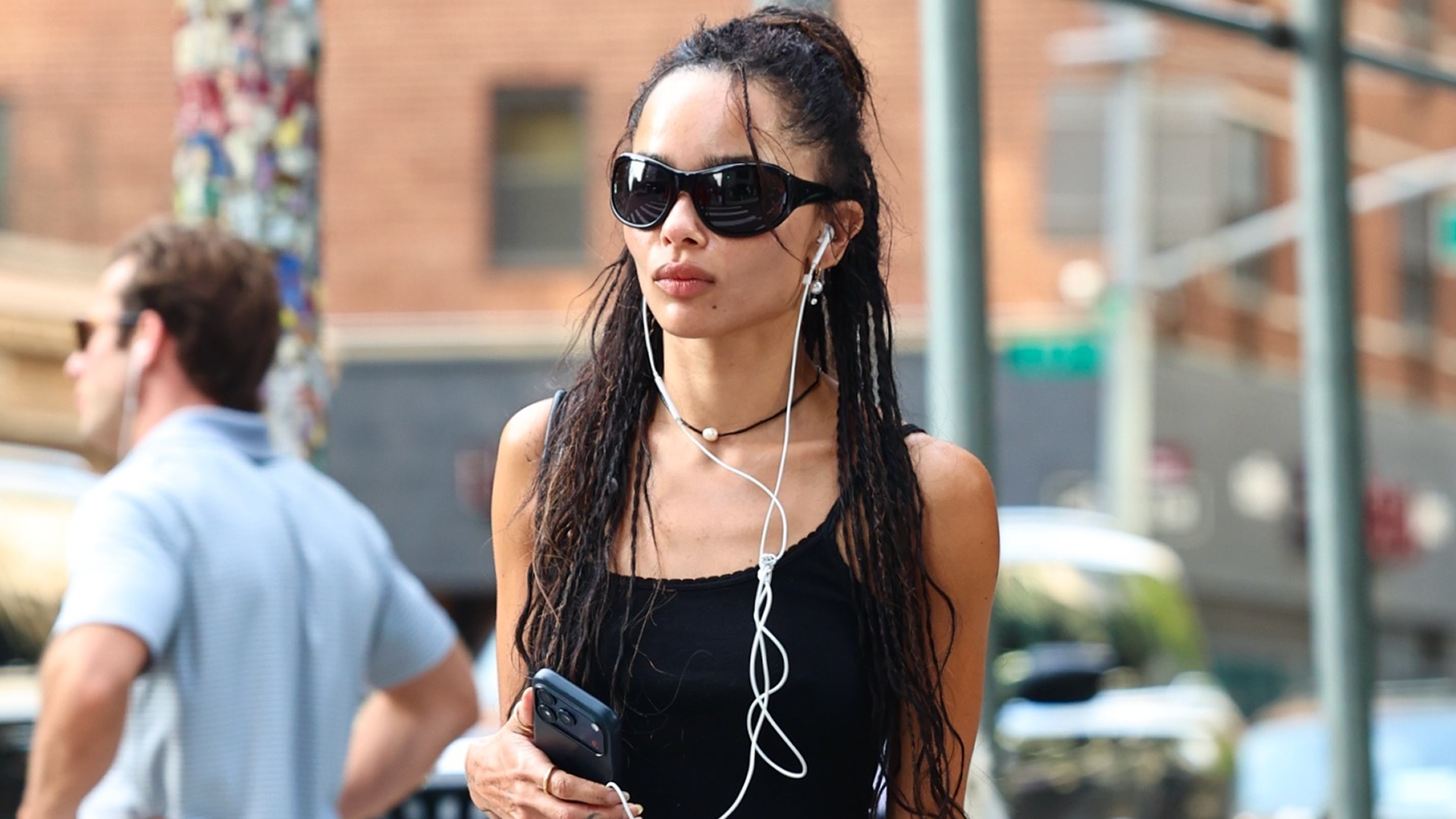 Zo&euml; Kravitz stayed loyal to the ballet flats trend in a high-vamp bow-tied pair