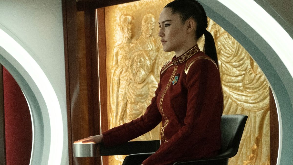 La&#039;an on the stand in Star Trek: Strange New Worlds