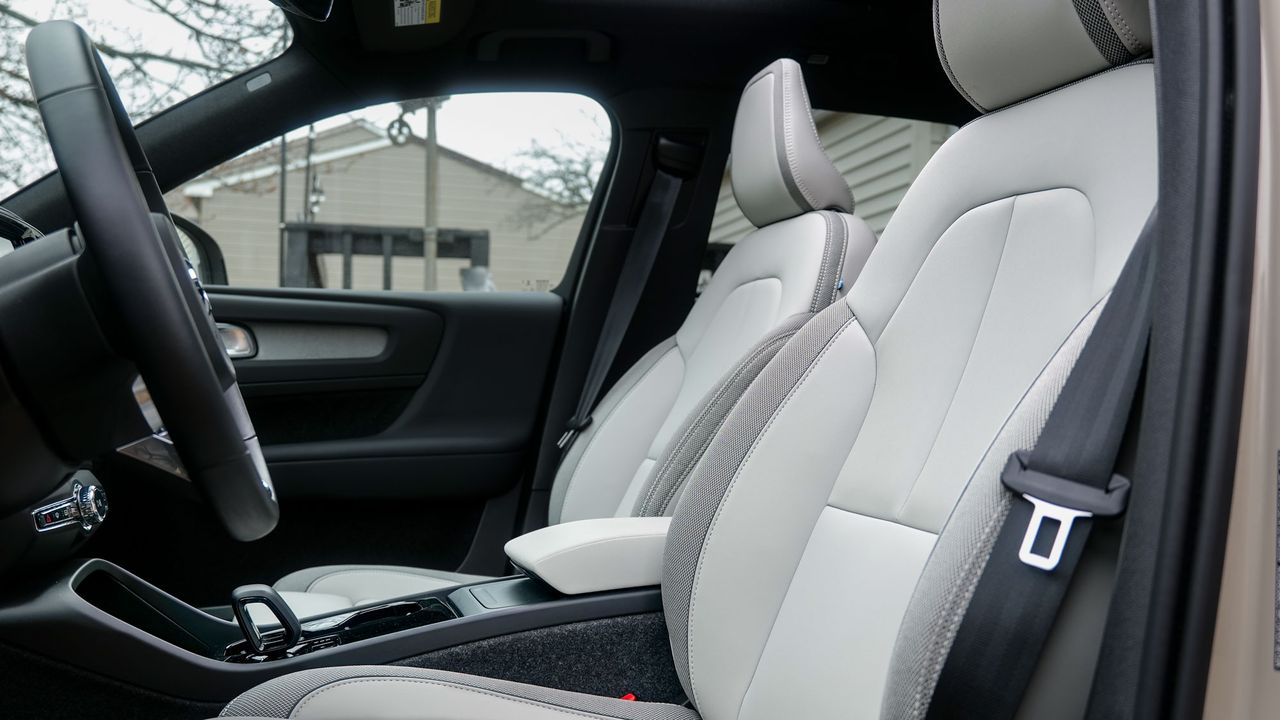 2025 Volvo EX40 Ultra Twin Motor test drive review.