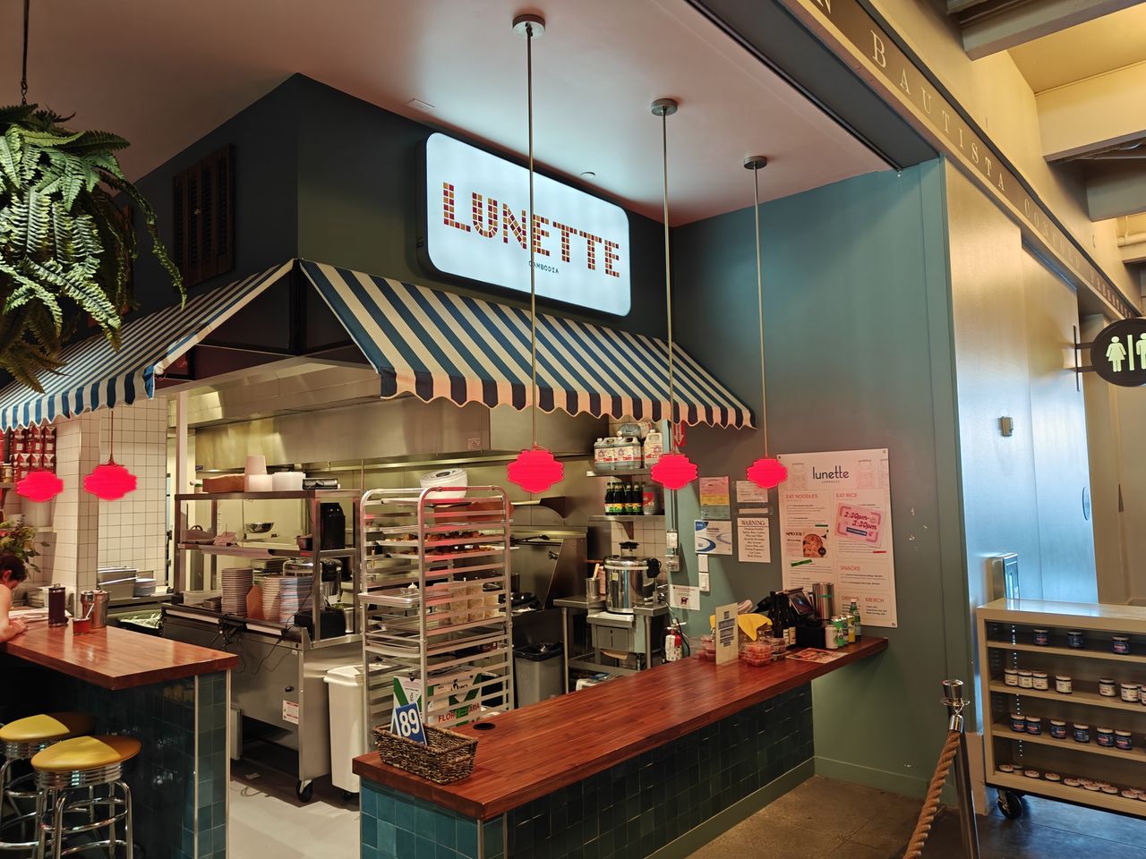 Lunch counter shot by OnePlus 13R