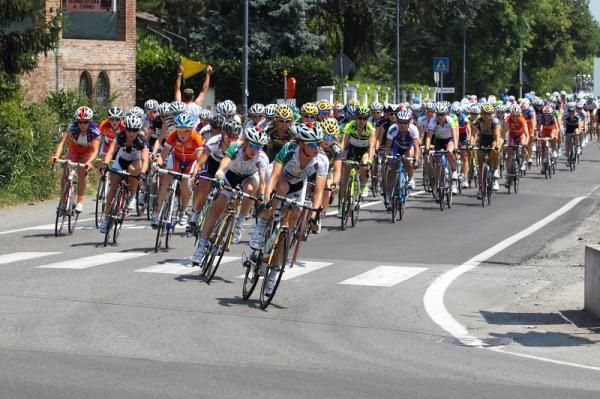 The bunch chases the break, led by Colavita Forno D'Asolo