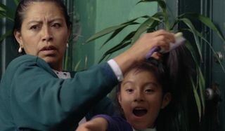 Sólo con tu pareja Liboria Rodriguez tries to shield a young girl's eyes