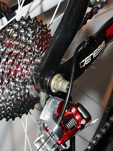 The Superfly 100's net moulded stays don't require aluminum inserts for the bearing seats or dropouts.