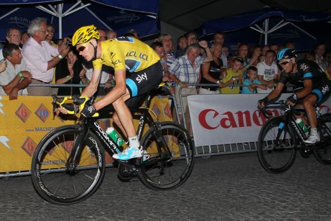 Over the cobbles in the twilight, Chris Froome (Sky)