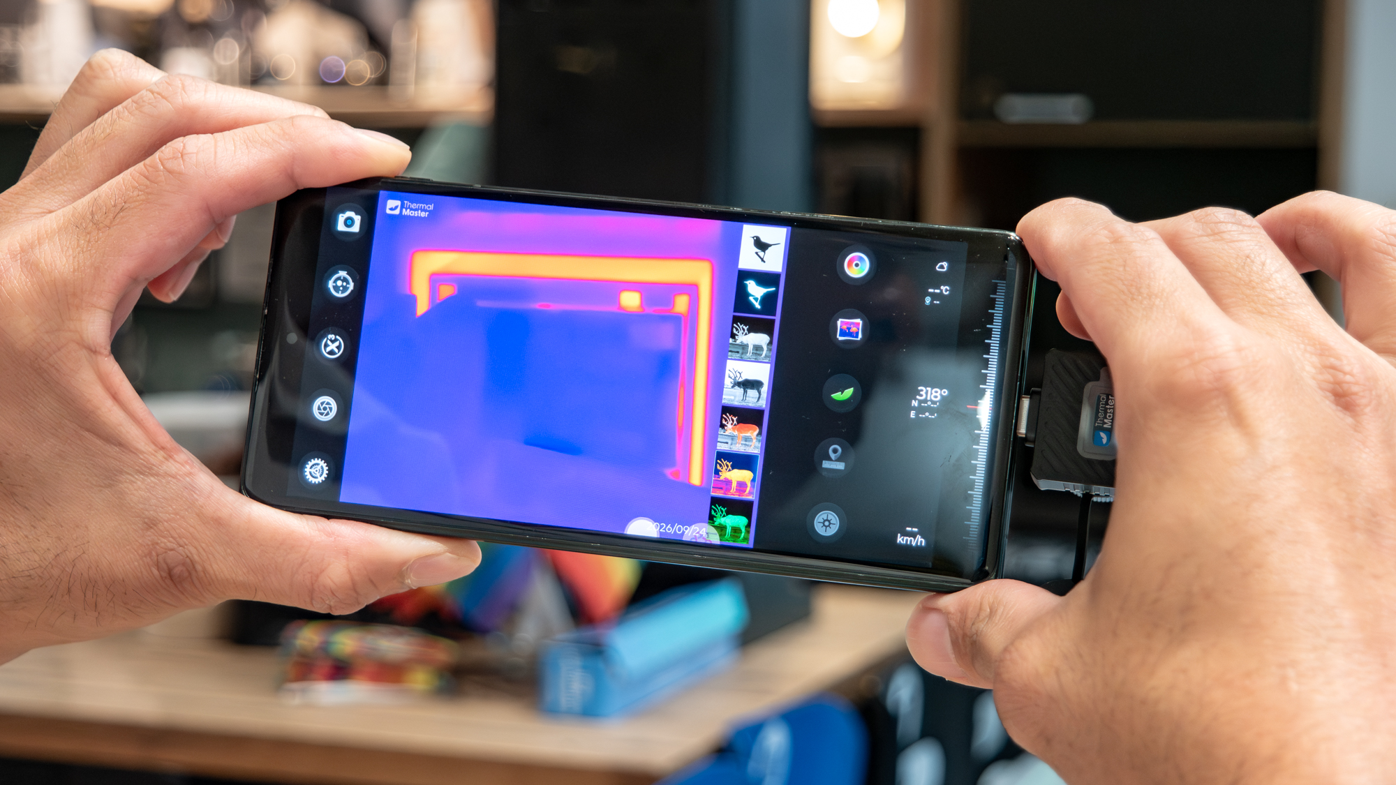 Thermal Master T2 Max connected to Motorola Razr Fold.
