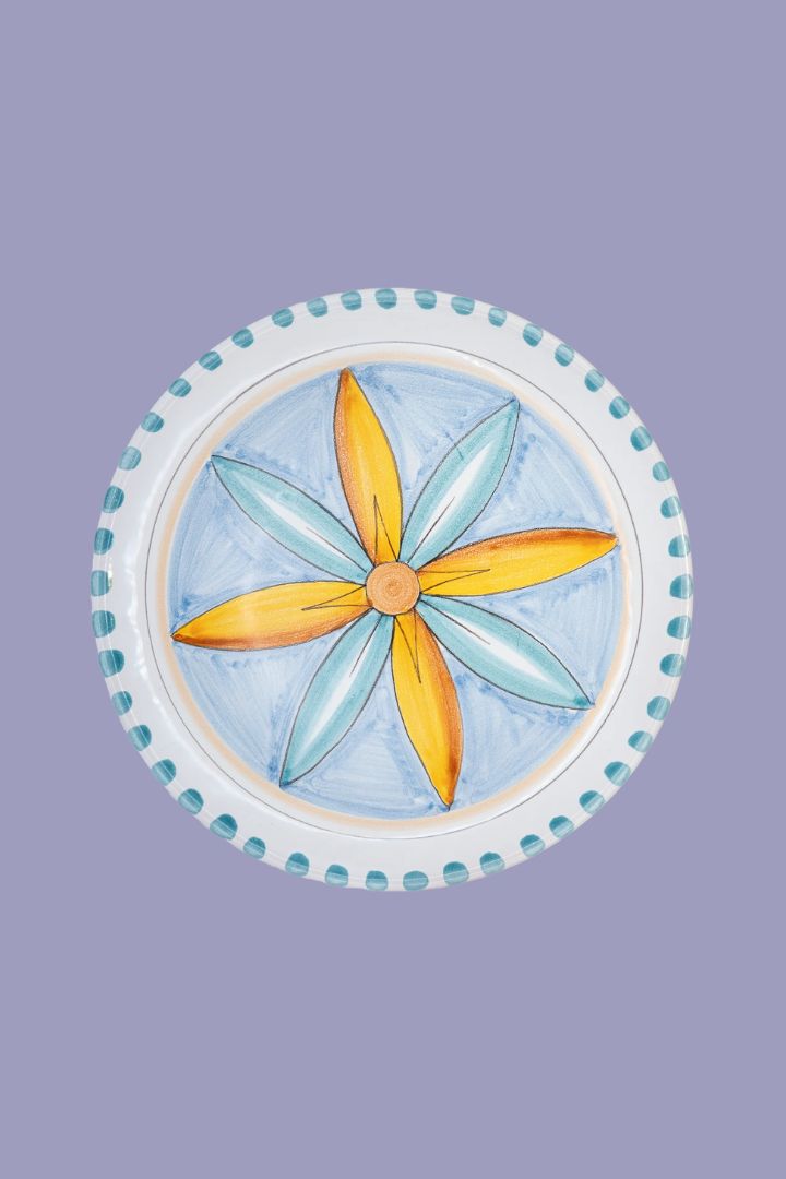 Rosone Plate 20 Cm back purple background.
