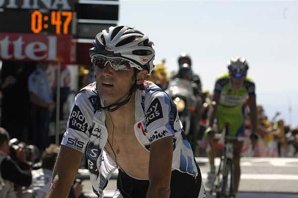 Fr&auml;nk Schleck (Saxo Bank) crosses the line.