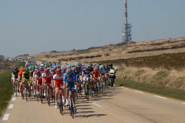 The peloton on the Monts d'Arr&eacute;es