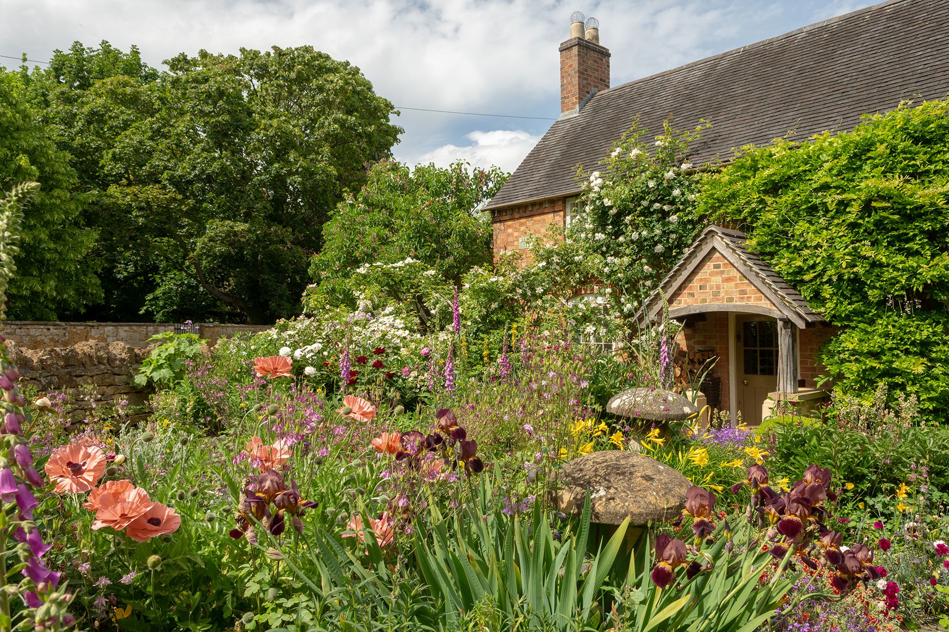 7 ways this gorgeous cottage garden was created on a shoestring | Homes ...