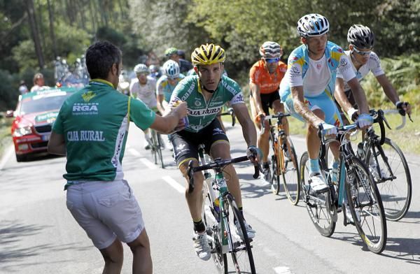David de la Fuente (Caja Rural) gets a feed from the breakaway