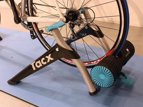The new Tacx Bushido is an electronically controlled trainer that keenly requires no wires whatsoever.