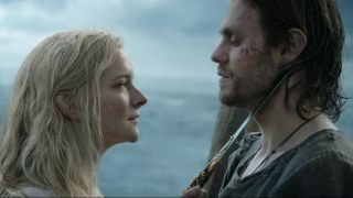Galadriel houdt Finrod's dolk tegen de keel van Halbrand nadat ze zijn bedrog door heeft in de laatste aflevering van seizoen 1 van The Rings of Power