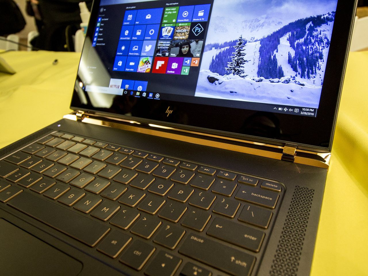 HP Spectre open lid