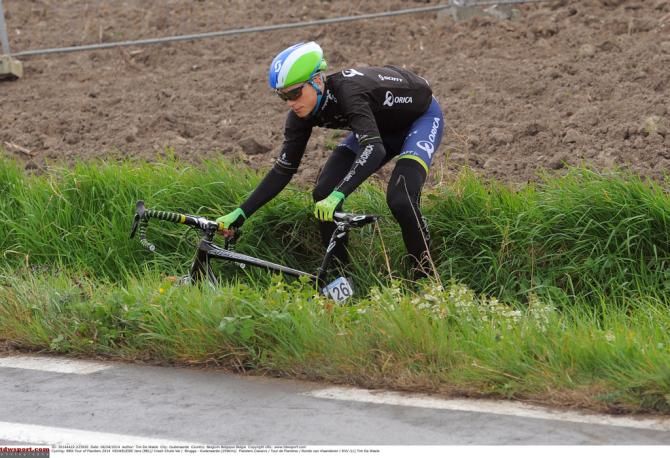 Jens Keukeleire (Orica-GreenEdge) picks his bike out of a ditch
