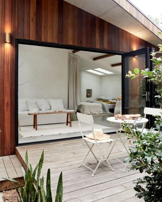 Saint Helena Guesthouse - dining area on patio