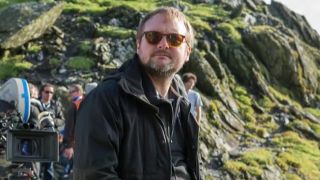 Rian Johnson, que dirigirá o próximo filme de Star Wars, no set de Os Últimos Jedi