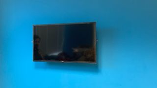 Perelsmith PSSFK1 TV wall mount on blue wall