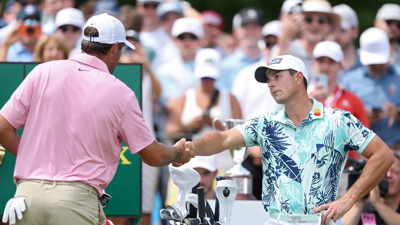Scottie Scheffler and Viktor Hovland shake hands