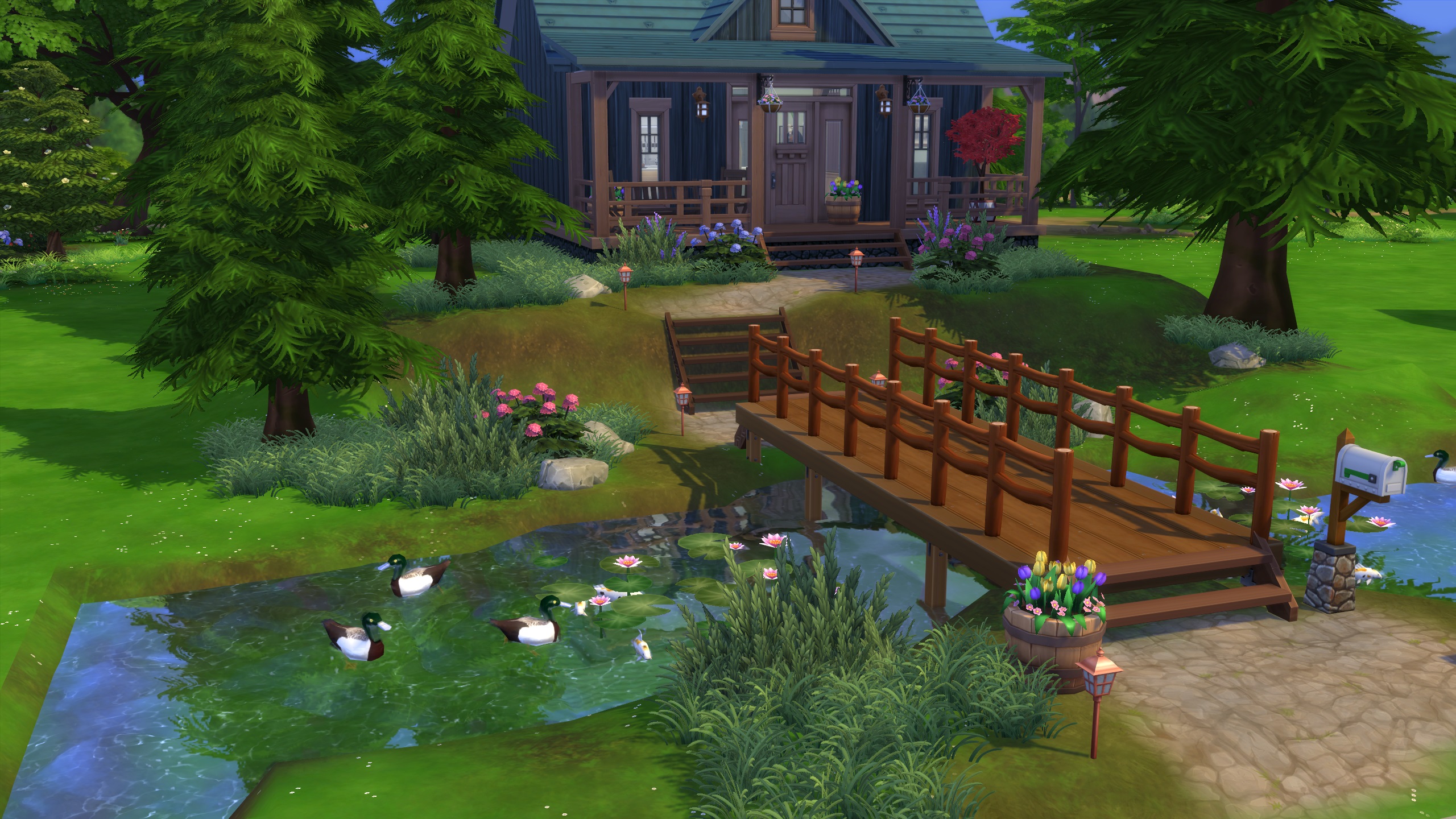 Suggerimenti per la costruzione di The Sims 4: un ponte su un piccolo ruscello che conduce a una piccola casa su una collina dietro alberi e fogliame erboso.