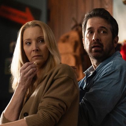 lisa kudrow and ray romano as the morgans looking surprised in no good deed