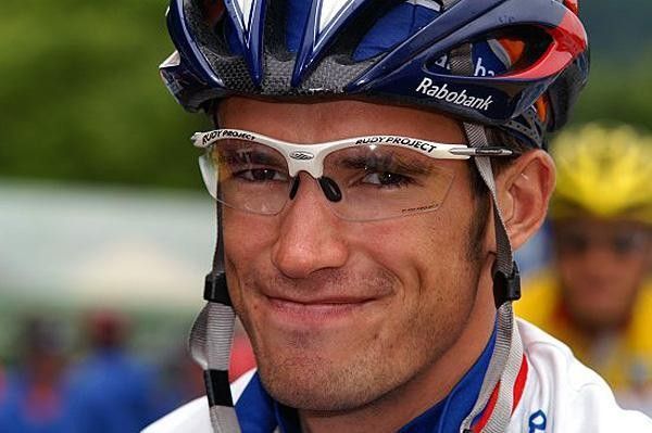 Alexandr Kolobnev (Rabobank) manages a smile in the rain