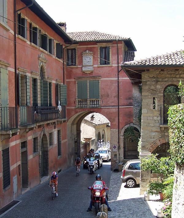 The leaders climb the Foresto di Pagnano road into the centre of Asolo.