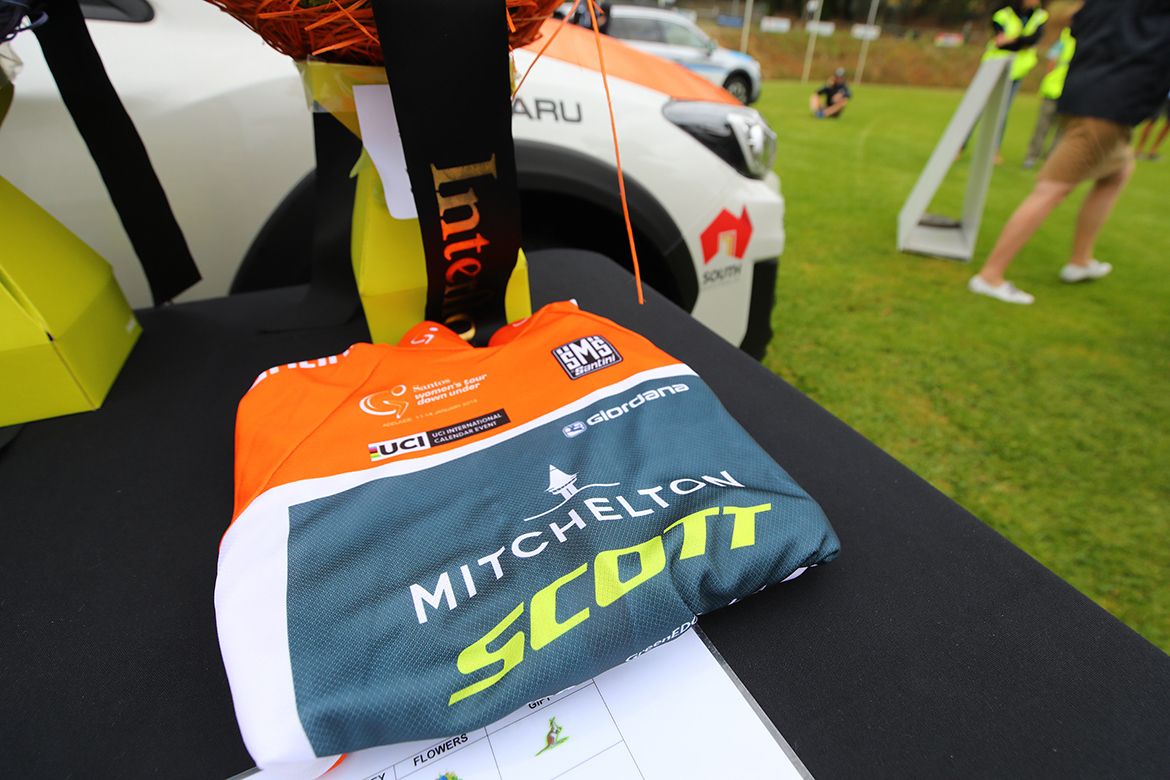The leader's jersey awaits Amanda Spratt (Mitchelton-Scott)