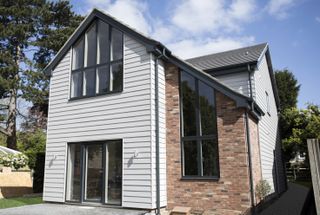 A house designed with Cedral Lap boards, the colour C05 Grey, in modern fibre cement, and made of a high-performance sustainable material made of wood, cellulose, sand, synthetic fibres and water
