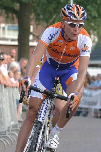 Joost Posthuma (Rabobank) corners calmly.