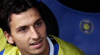 Milan, ITALY: Inter Milan's forward Zlatan Ibrahimovic of Sweden looks to his teammates before their Serie A football match against Chievo Verona at San Siro stadium in Milan, 24 September 2006. AFP PHOTO / Paco SERINELLI (Photo credit should read PACO SERINELLI/AFP via Getty Images)
