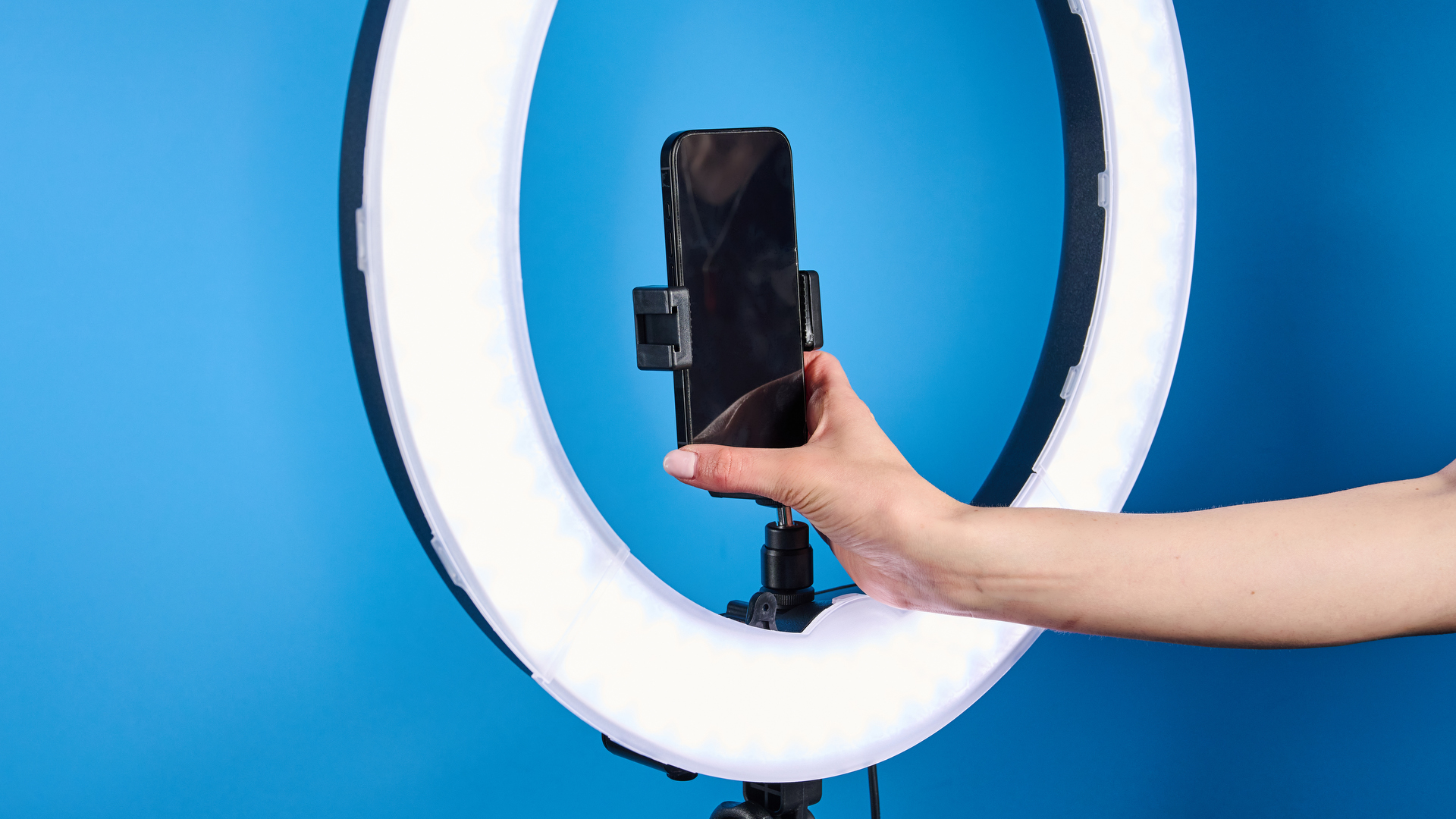 Neewer RL-18 ring light photographed in front of a blue background.