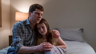 Jesse Eisenberg, Meara Mahoney in Fleishman is in Trouble