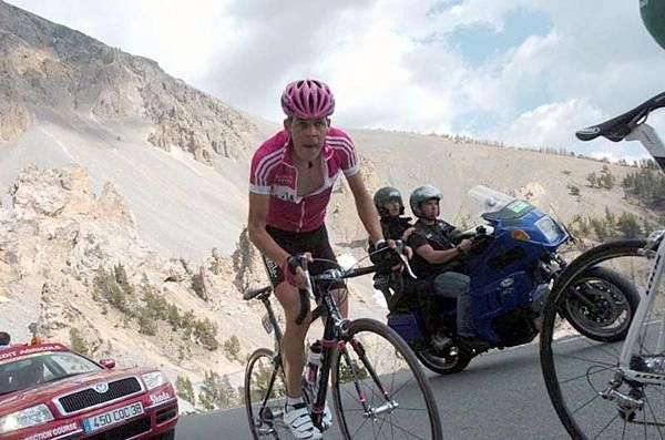 Bernhard Kohl climbs in the Dauphine