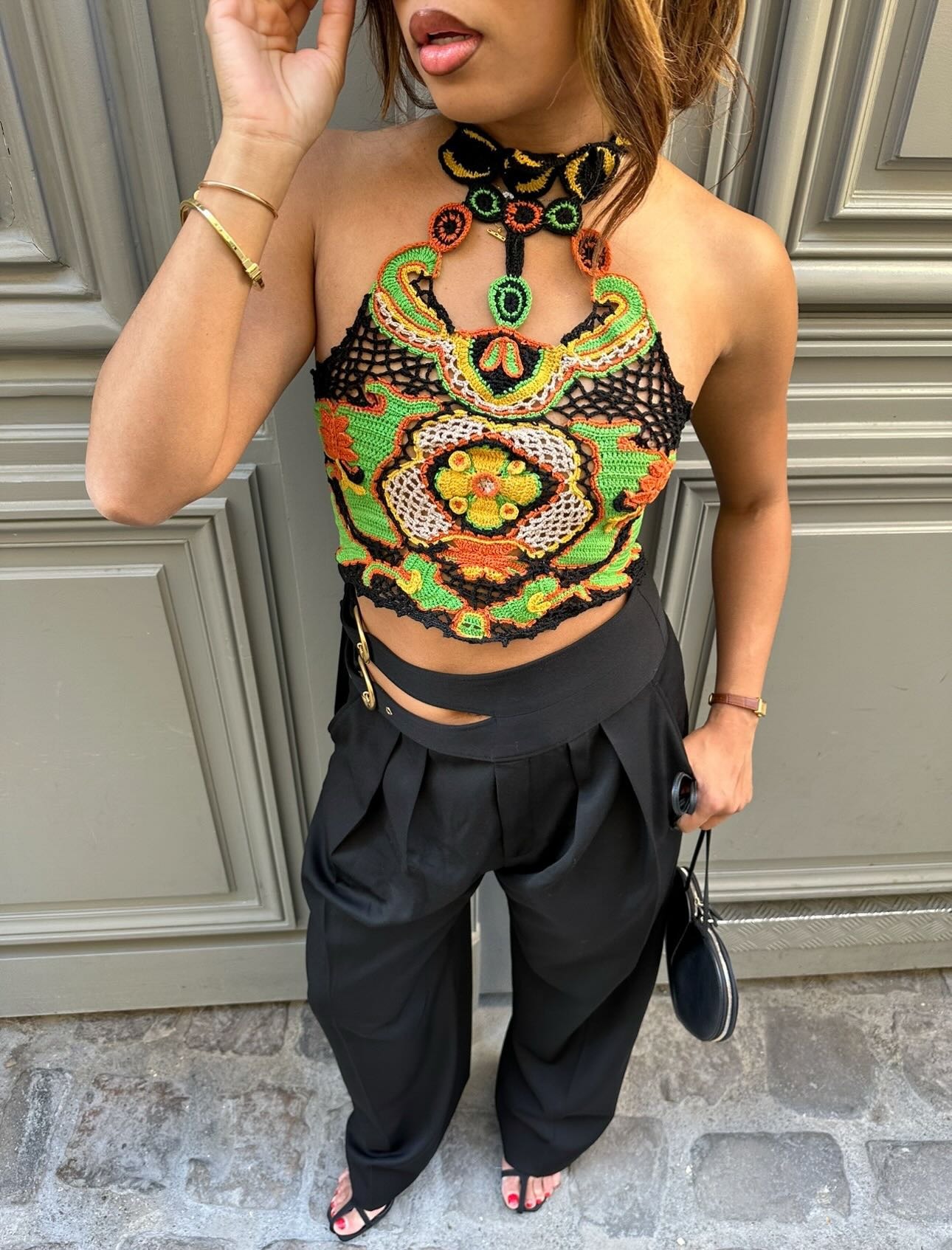 Creator @slipintostyle wearing a colourful top and a brown 90s lip liner