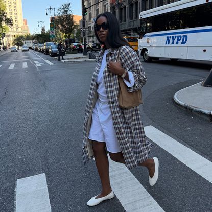 Woman wearing flat shoe trend