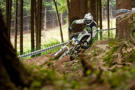 Thomas Braithwaite races to a win at the iXS Downhill Cup.