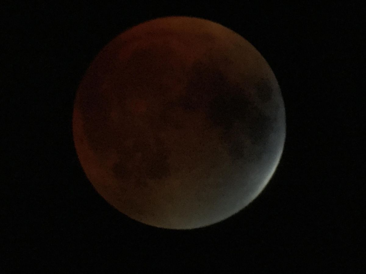 Rare 'Supermoon' Total Lunar Eclipse Thrills Skywatchers Around the