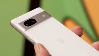 Google Pixel 7a i vitt med baksidan synlig