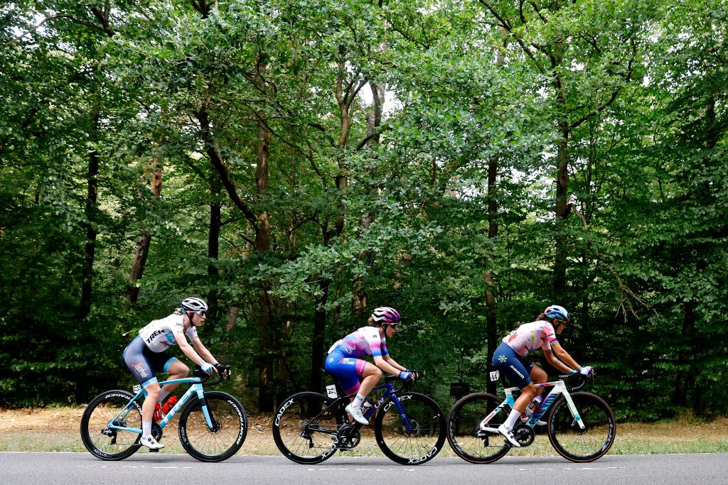 ARNHEM NETHERLANDS SEPTEMBER 04 LR Elynor Backstedt of United Kingdom and Team Trek Segafredo Amanda Spratt of Australia and Team BikeExchange Jayco and Soraya Paladin of Italy and Team CanyonSRAM Racing compete in the breakaway during the 25th Simac Ladies Tour 2022 Stage 6 a 1503km stage from Arnhem to Arnhem SLT2022 UCIWWT on September 04 2022 in Arnhem Netherlands Photo by Bas CzerwinskiGetty Images