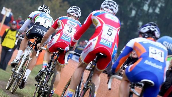 World champion Niels Albert leads Kevin Pauwels, Klaas Vantornout and Lars van der Haar at the head of the race.