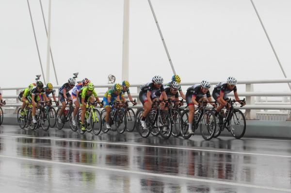 The peloton was dwarfed by the Changjiang Bridge.
