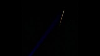 Le Crew Dragon Endeavour de SpaceX est vu se précipiter dans le ciel nocturne avant de s'effondrer pour ramener quatre astronautes de Crew-2 sur Terre avec un atterrissage dans le golfe du Mexique au large de Pensacola, en Floride, le 8 novembre 2021.