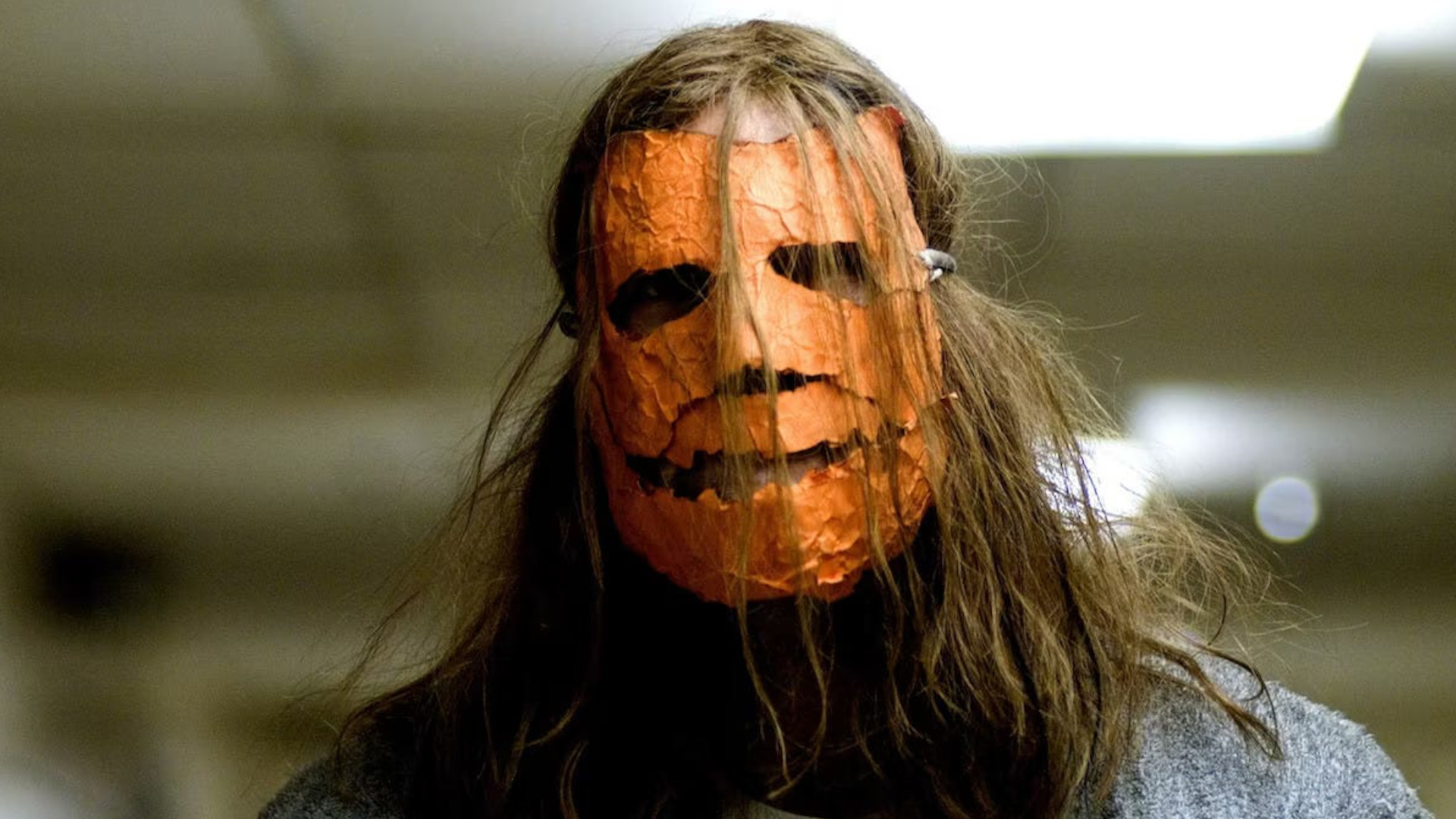 Tyler Mane as Michael Myers wearing a pumpkin mask during Rob Zombie&#039;s Halloween.