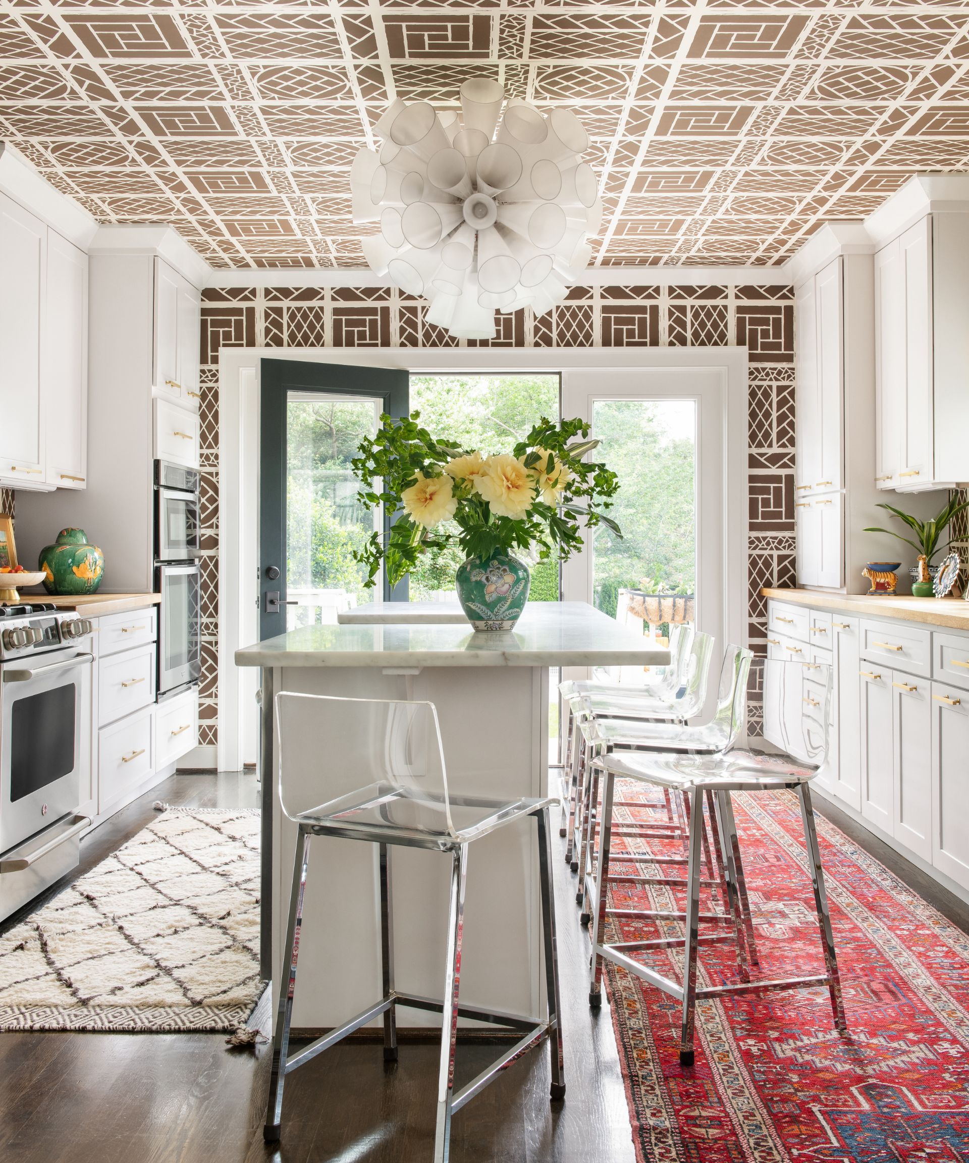 colors that go with brown, brown and white kitchen, brown and while tiled walls and ceiling, white units, white kitchen island, bar stools, rugs on hardwood floor