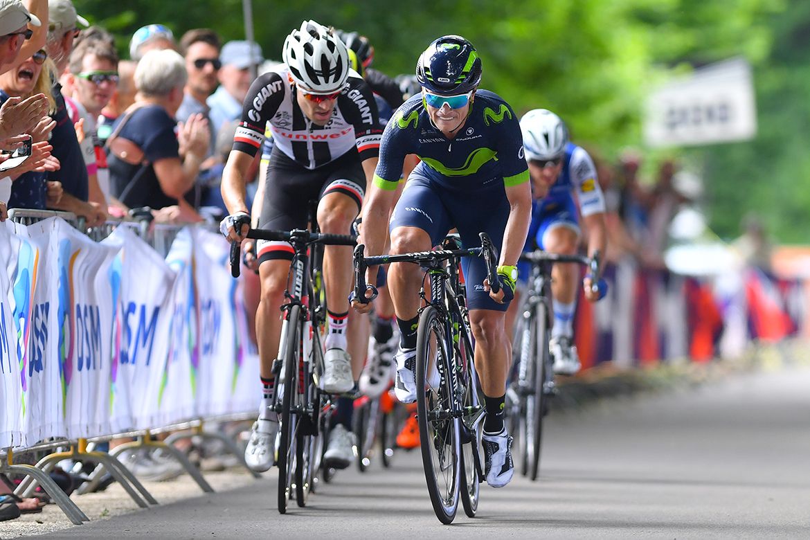 Carlos Betancur (Movistar) battles Tom Dumoulin (Sunweb) for the points