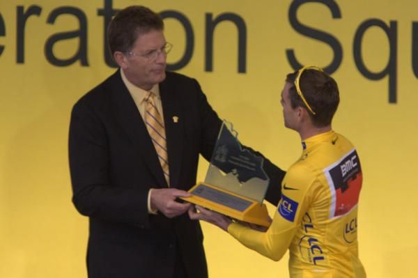 The Victorian Premier presents Evans with a trophy