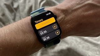Apple Watch Series 7 som visar flera tidskontroller.