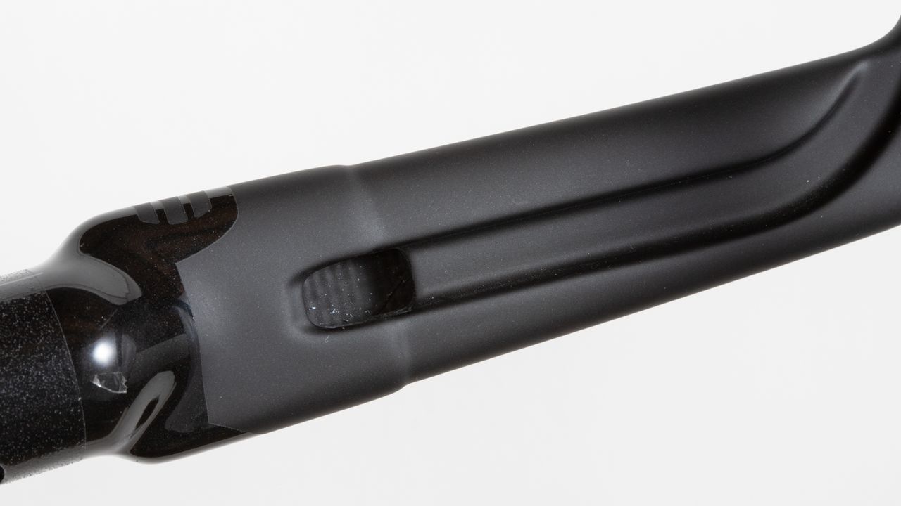 Enve Melee cable ports under handlebar