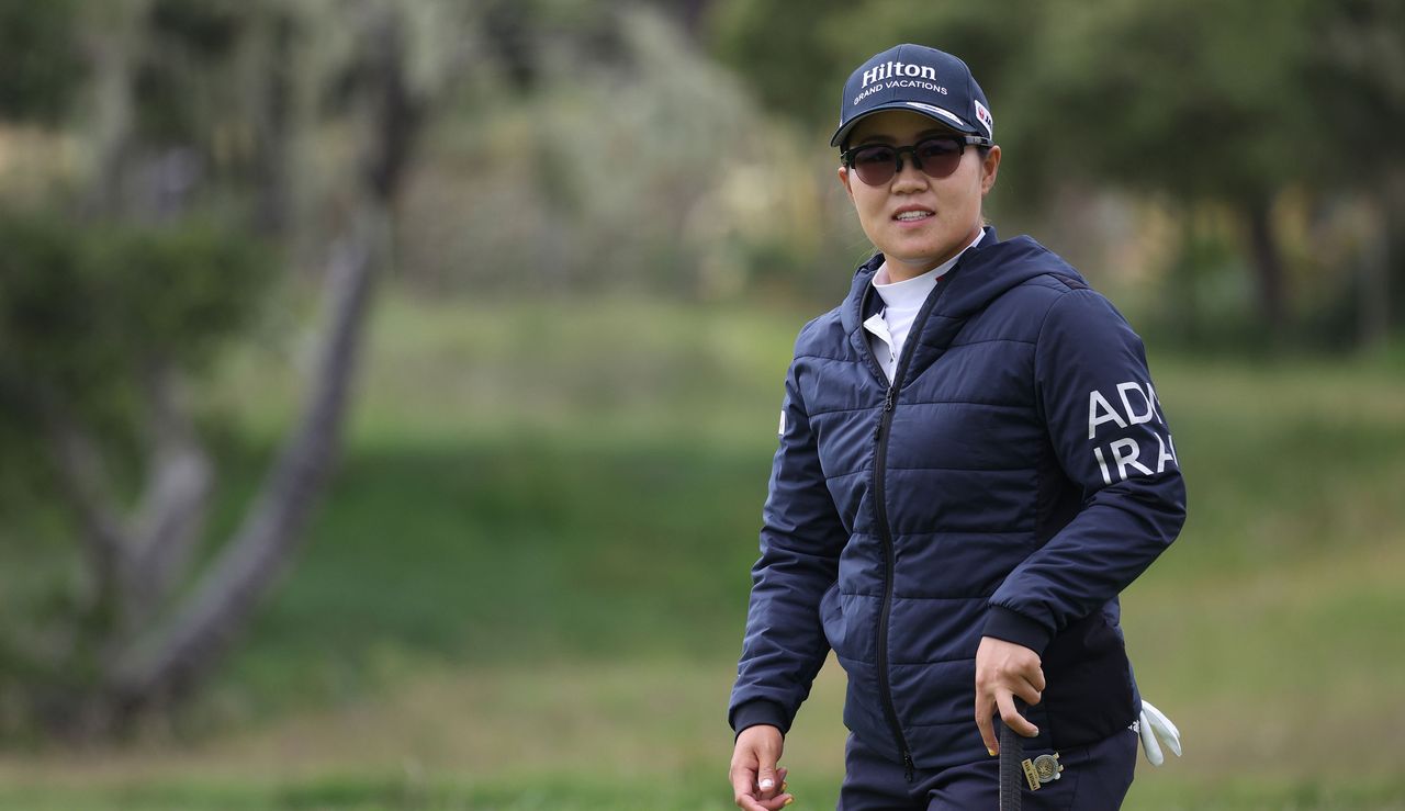 Nasa Hataoka wears sunglasses and walks on the green