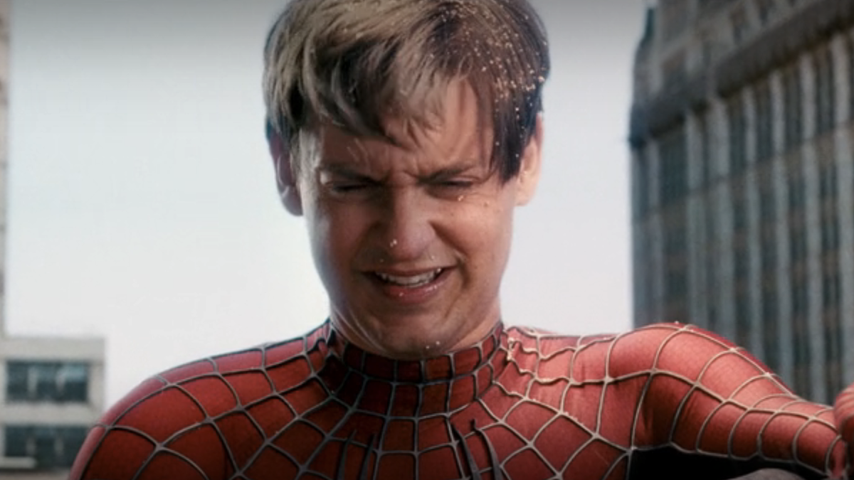 Tobey Maguire&#039;s Spider-Man emptying sand out of suit in Spider-Man 3